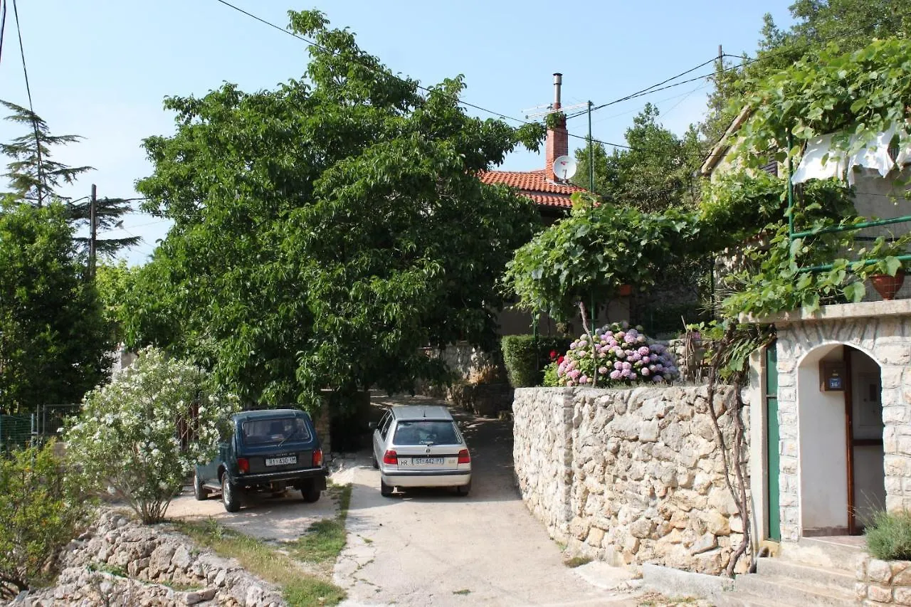 Studio Merag 7877a Cres