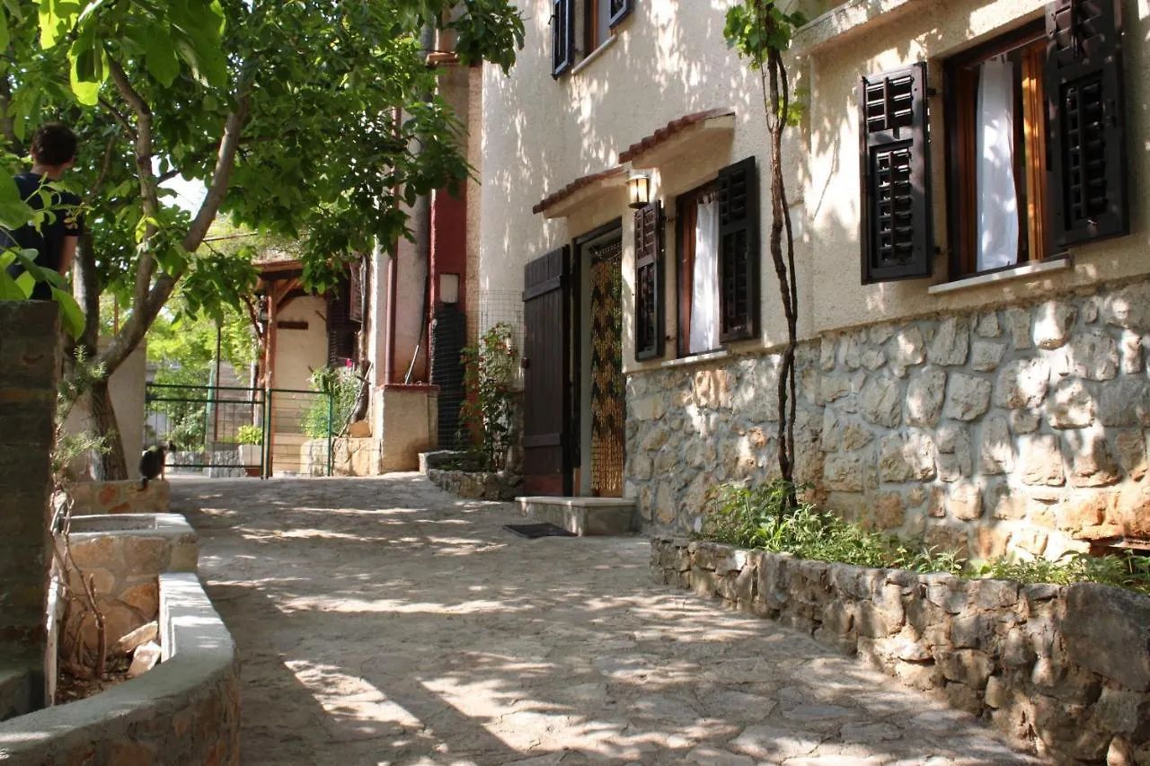 Studio Merag 7877a Cres