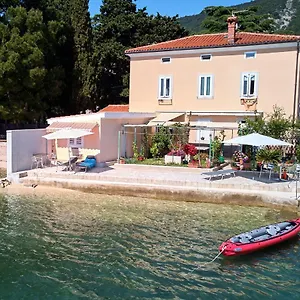 Nives Cres
