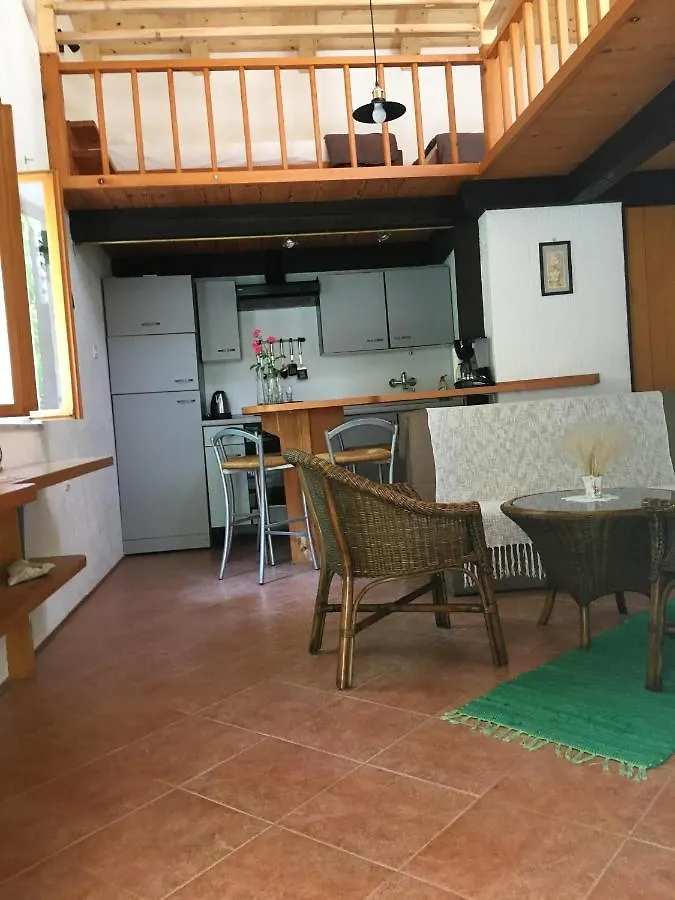 Studio Merag 7877A Cres 0*,