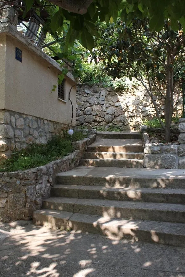 Studio Merag 7877A Cres