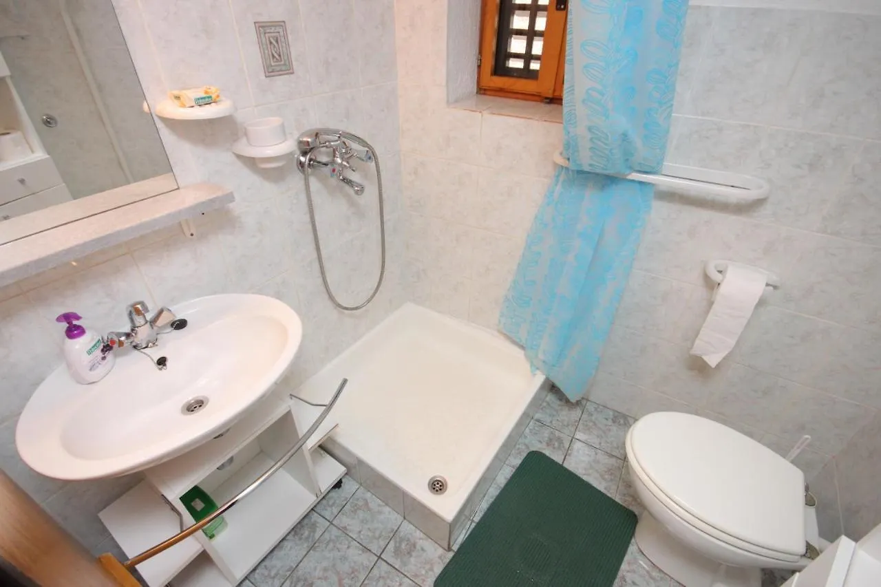 Studio Merag 7877A Cres